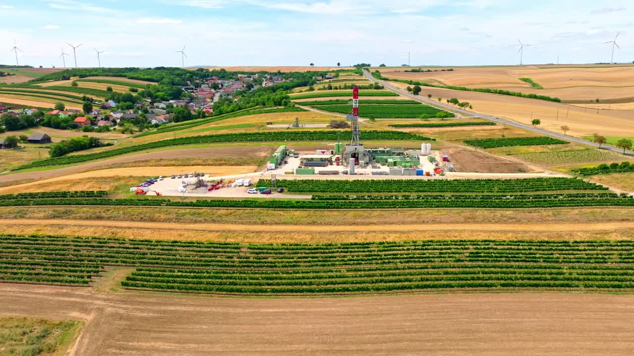 plataforma de perforación de petróleo y gas en medio de campos agrícolas en austria - panorámica aérea