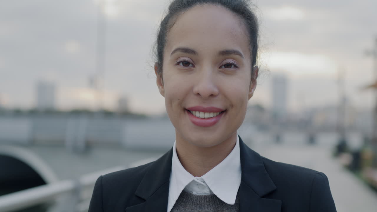 Ritratto di donna d'affari sorridente all'aperto