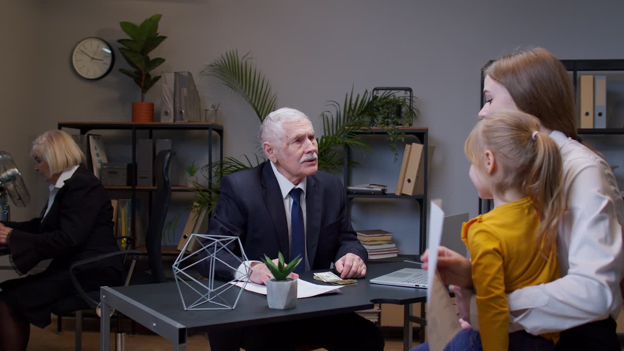 어머니와 딸 아이는 부동산 을 기 위해 대출을 받기 위해 사무실에 와서 사업을 시작합니다.