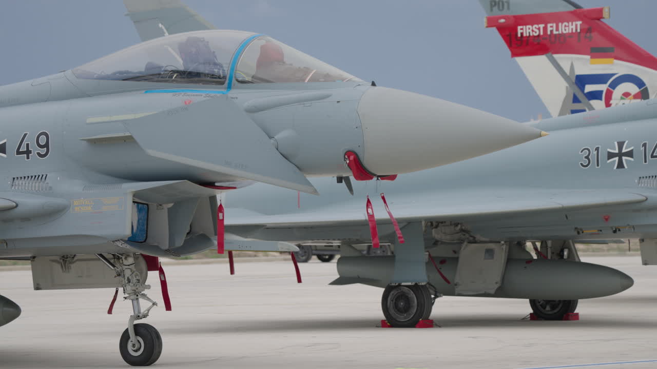 Tampilan Jarak Dekat Jet Tempur Eurofighter Typhoon yang Terparkir di Landasan Udara