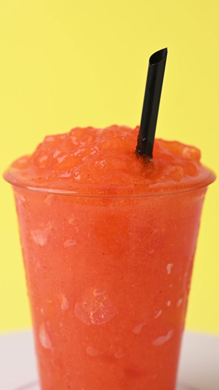 Orange slushice på gul baggrund, hvirvlende