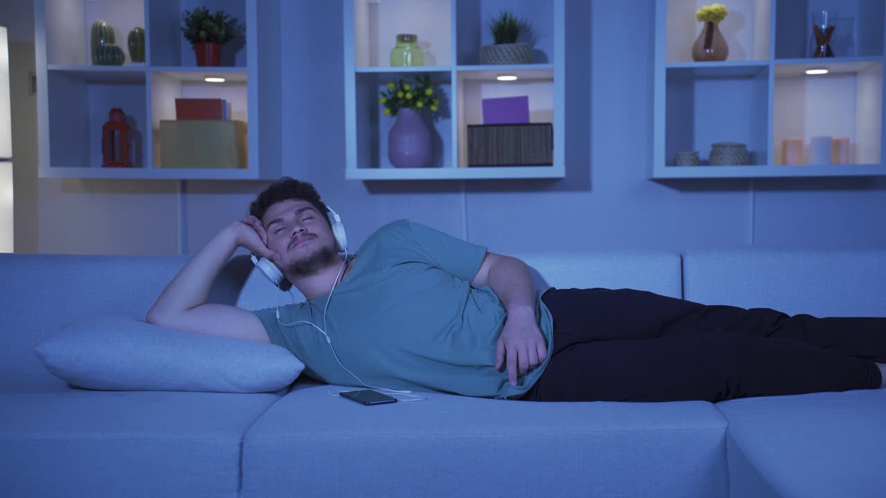 밤에 집에서 음악을 듣는 것은 편안하고 차분합니다.