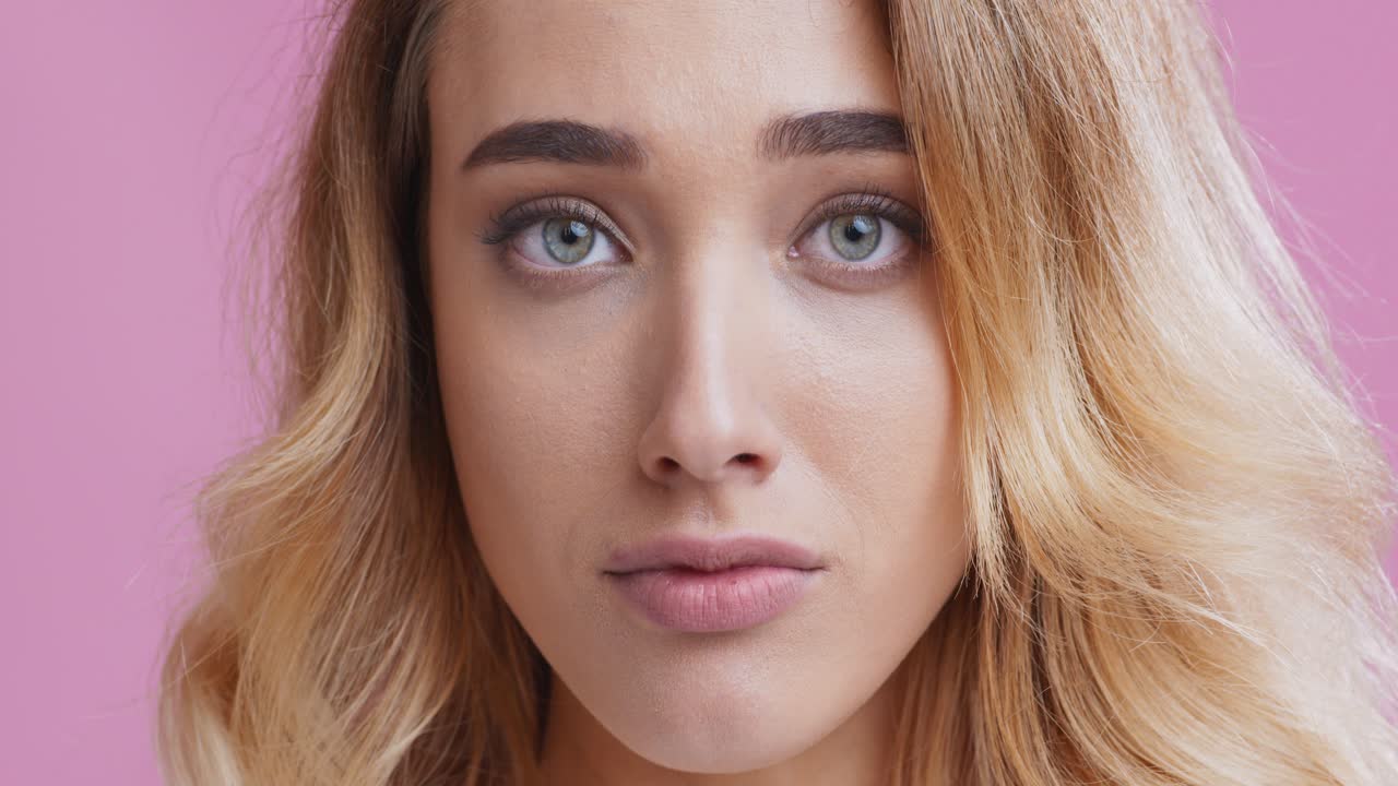 retrato de mujer en fondo rosa