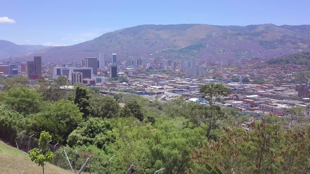 세로 누티바라 (cerro nutibara) 에서 볼 수 있는 메델린 시의 4k 파노라마 사진