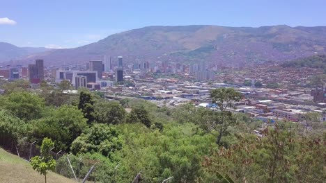 tomada panorámica de 4k de la ciudad de medellín vista desde el cerro nutibara