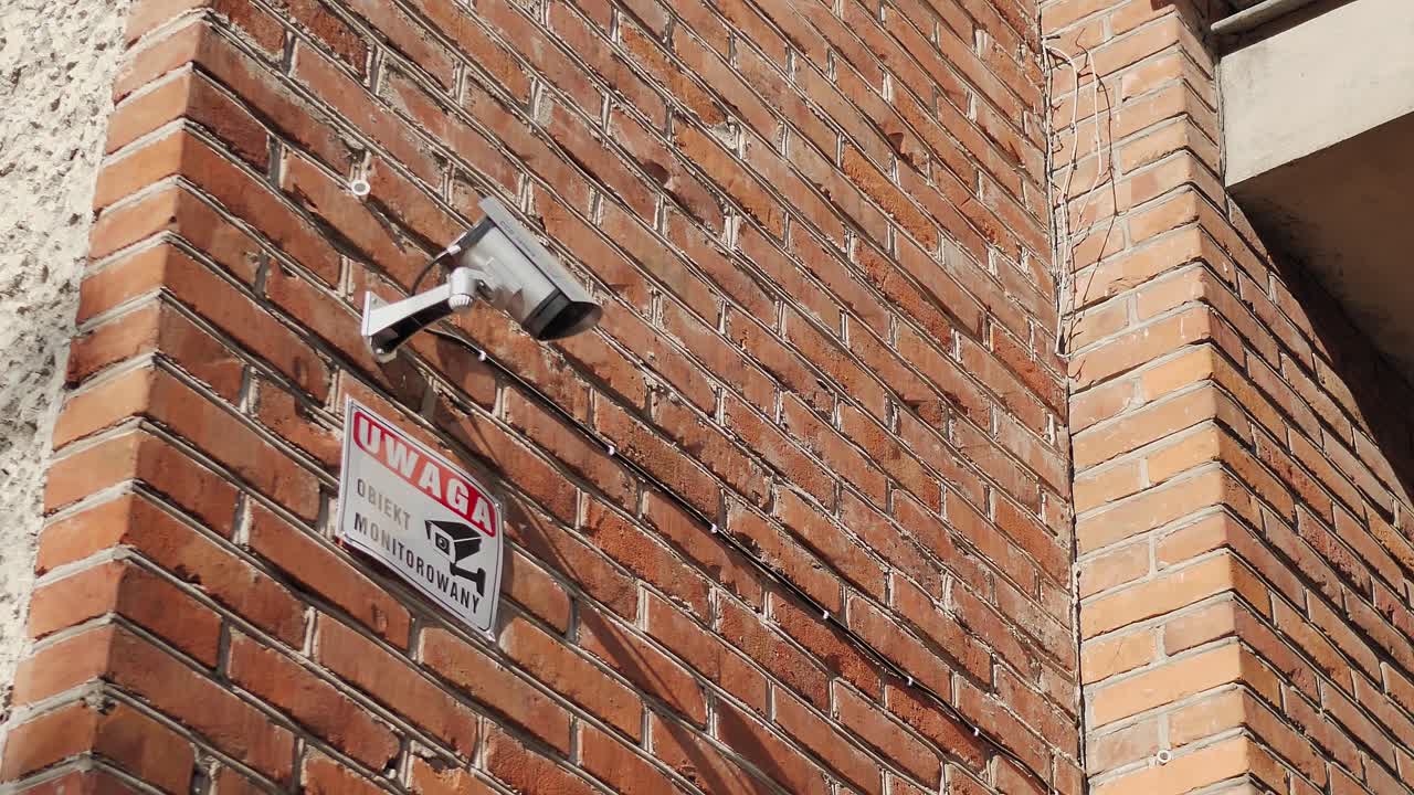 주거 단지 입구 앞 벽돌 벽에 cctv 카메라를 배치