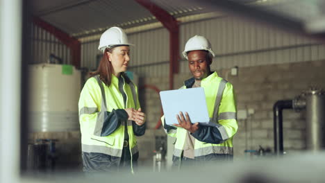 Equipo-De-Trabajadores-De-La-Computadora-Portátil,-La-Industria-Y-La-Construcción