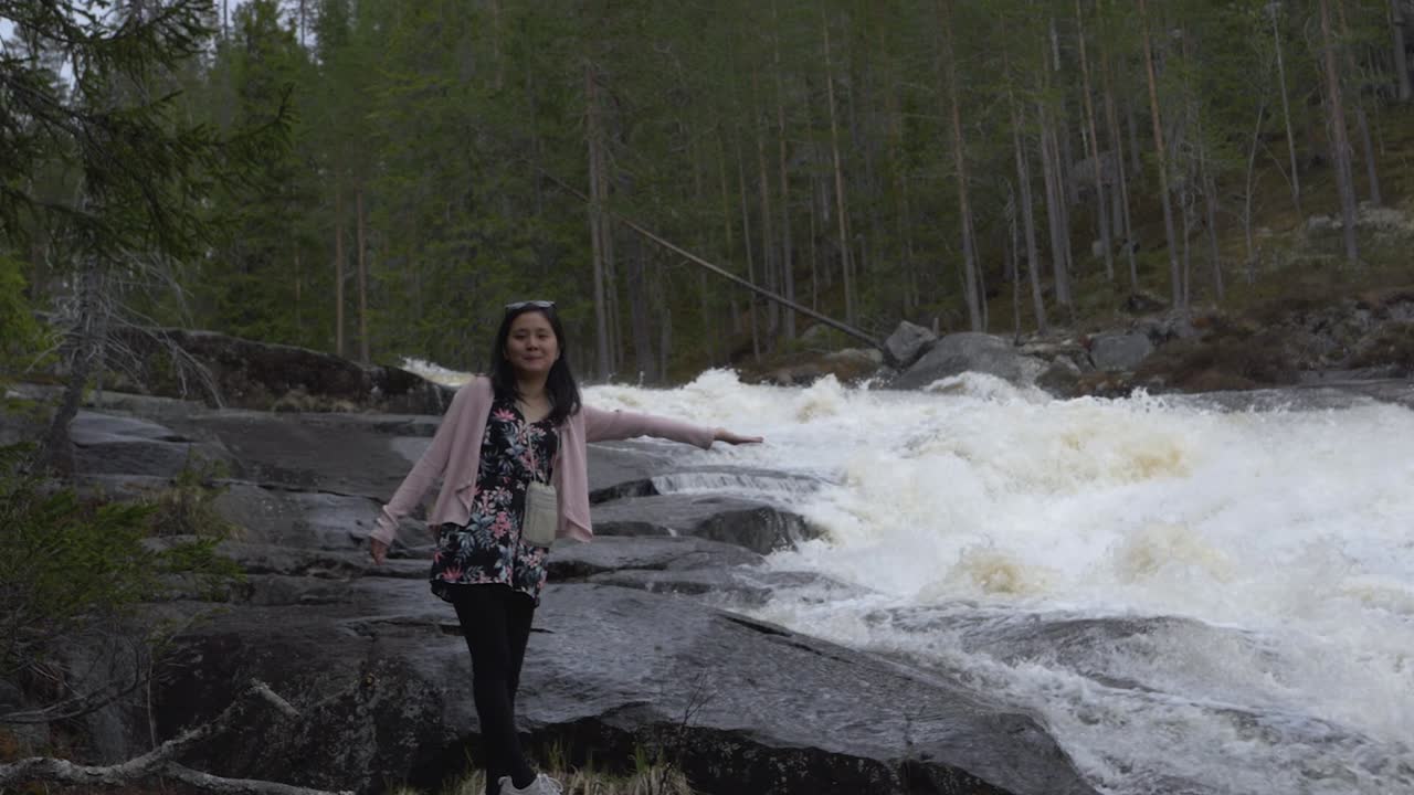 폭포에 도달하는 소녀. 슬로모션