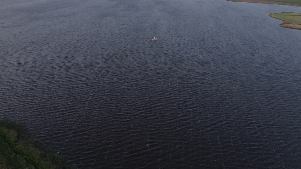 해가 지는 동안 플루센 프리슬란드 호수 에 있는 항해 요트, 공중