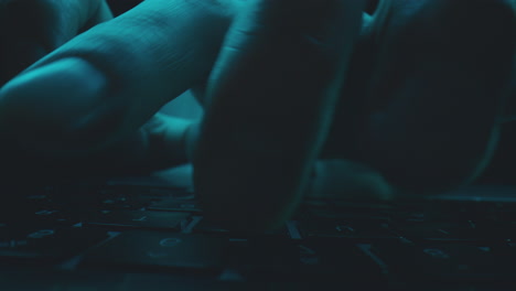 persona escribiendo en una computadora portátil