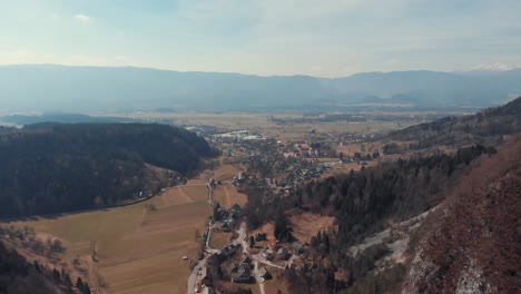 Drohnenaufnahme-Eines-Wunderschönen-Dorfes,-Einer-Kleinen-Stadt,-Einer-Von-Bergen-Umgebenen-Stadt