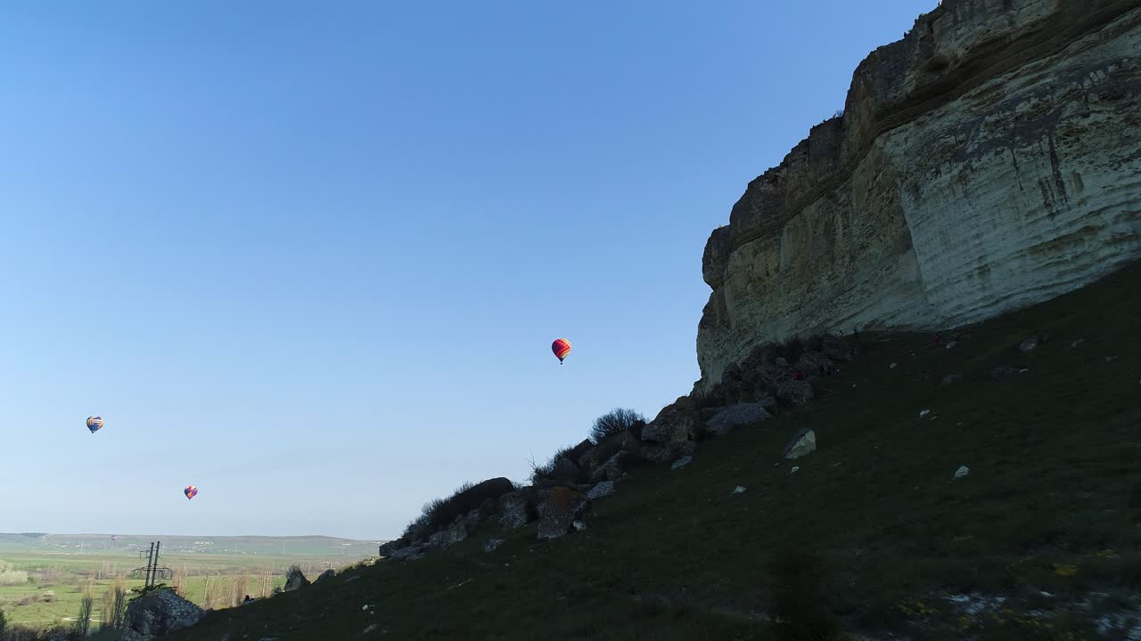 globos de aire caliente sobre las montañas