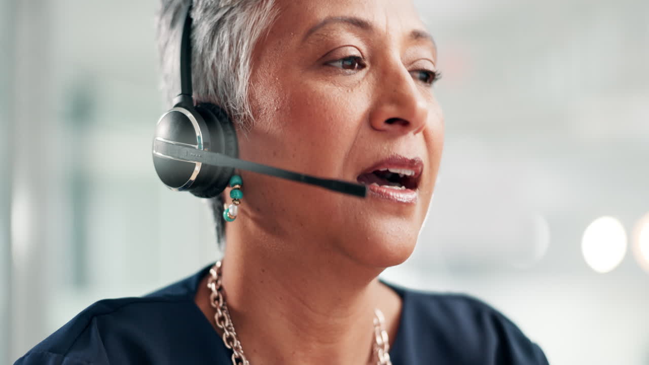 mujer en un centro de llamadas, en el teléfono