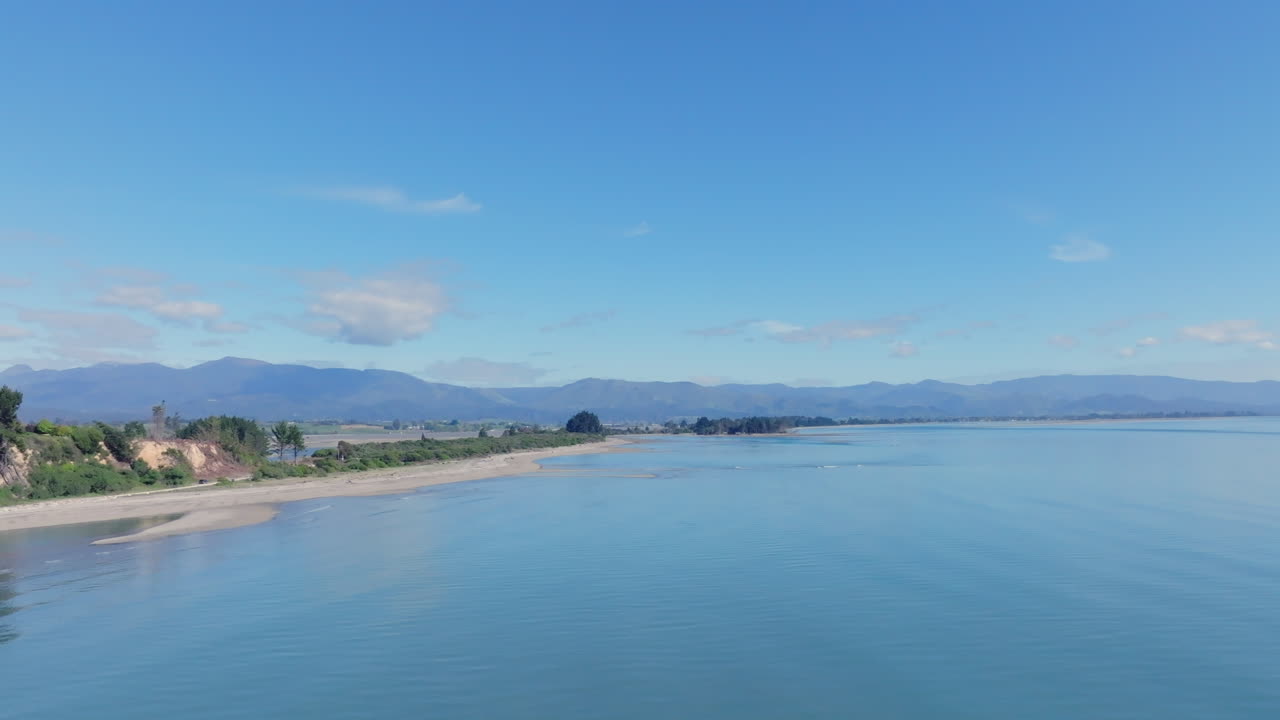 뉴질랜드 태즈만 지방의 해안선을 돌고 있는 드론