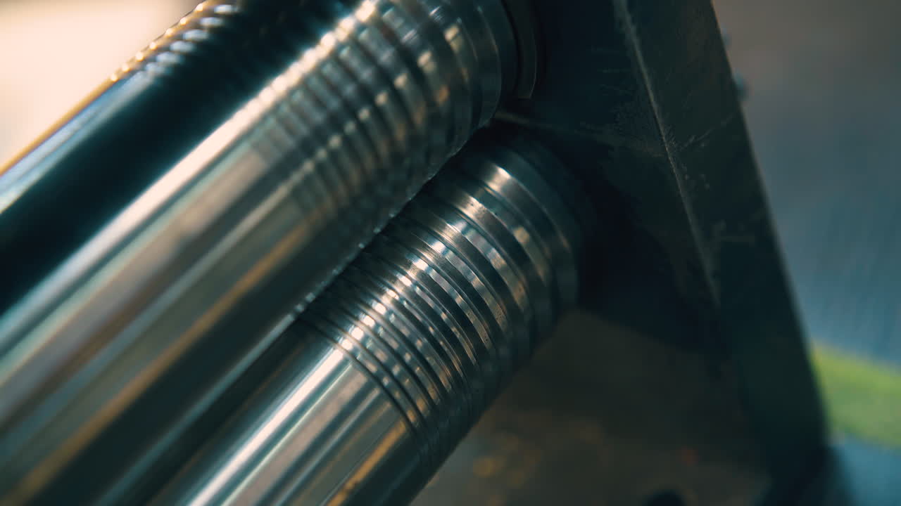 joyero forja-rollos barra de oro con rodillos de forja de primer plano