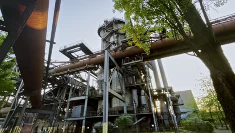 Wunderschöner-Landschaftspark-Duisburg-Nord-In-Der-Abendstimmung-Spannende-Stahlkonstruktionen-Und-Rohre-In-Deutschland-Gewachsen-Zwischen-Der-Natur