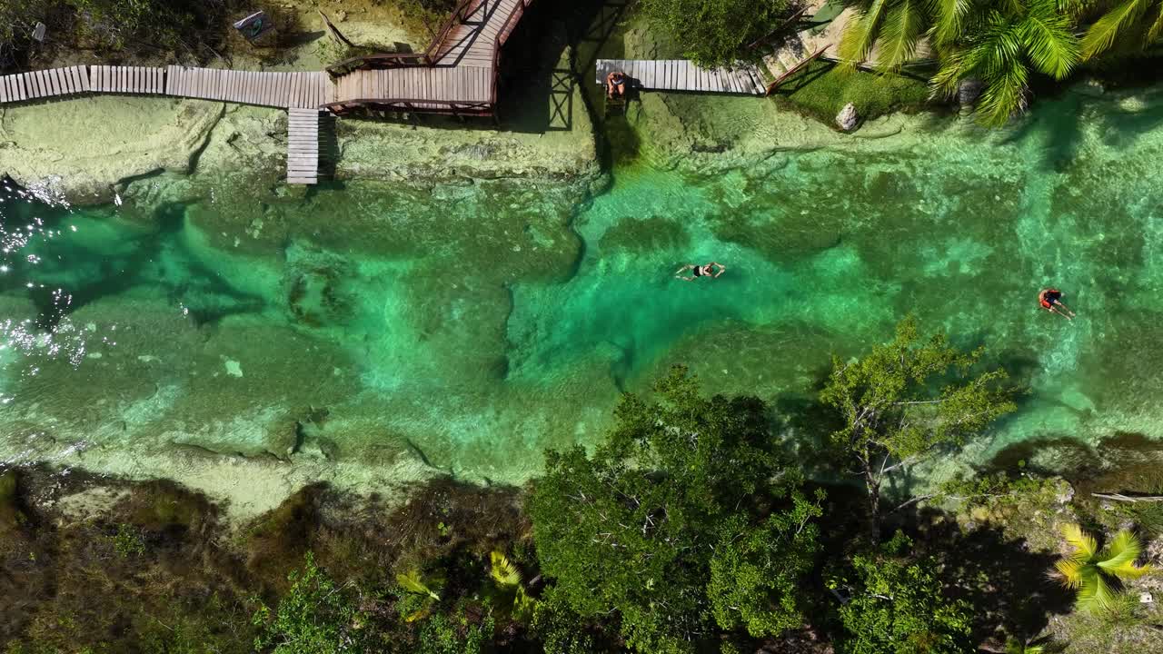 Turisti che galleggiano nelle Rapidos de Bacalar, in Messico - vista aerea zenitale