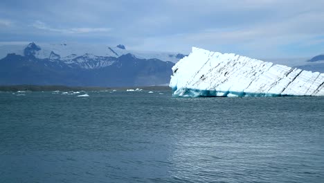 Ein-Eisberg-Schmilzt-Langsam