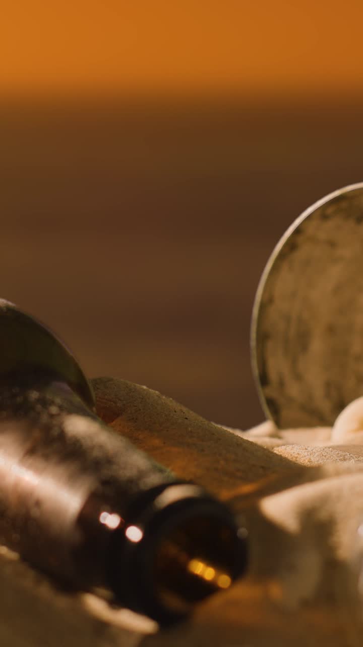 concepto de contaminación de video vertical con botellas y basura en la playa contra el fondo del mar y el cielo al atardecer