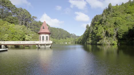 una foto del lago y la torre en zealandia en wellington, nueva zelanda