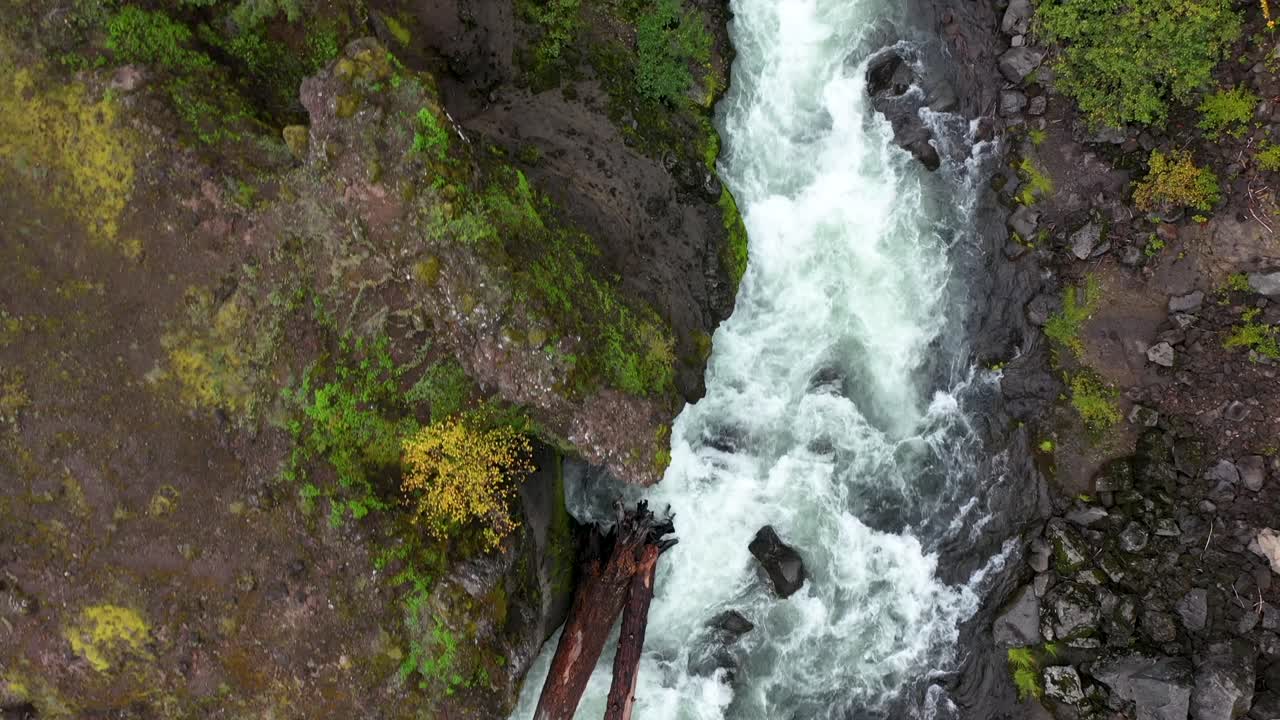 vista aérea del desfiladero de takelma en el río rogue superior cerca de la perspectiva, oregon