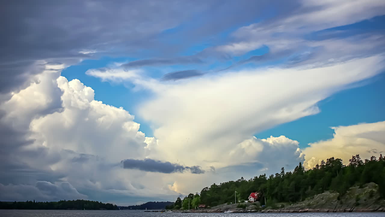 흰 구름이 저속으로 지나가는 여름 시골 풍경의 울창한 녹색 숲과 함께 호수와 백악관의 정적인 전망