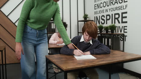 un chico pelirrojo en la escuela