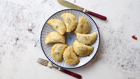 Scharfe-Und-Leckere-Frittierte-Polnische-Knödel-Mit-Fleischfüllung