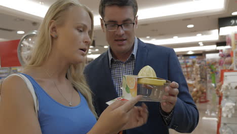 Pareja-Eligiendo-Exprimidor-En-El-Supermercado