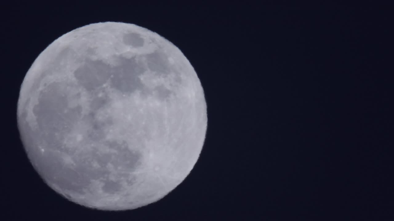 Lua cheia no céu noturno