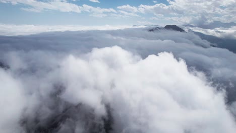 Toma-Aérea-De-Thermessos-Alcanzando-Su-Punto-Máximo-Por-Encima-De-Las-Nubes-En-Antalya,-Turquía