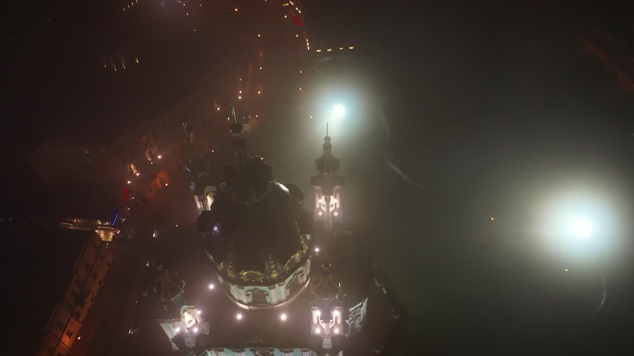 vista aérea de una iglesia por la noche en tiempo de niebla