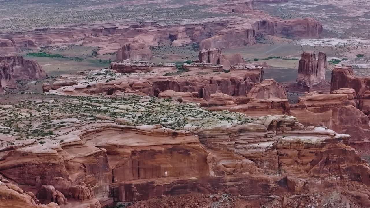 Vista della Moab Valley nello Utah con rocce e colline sotto un cielo sereno