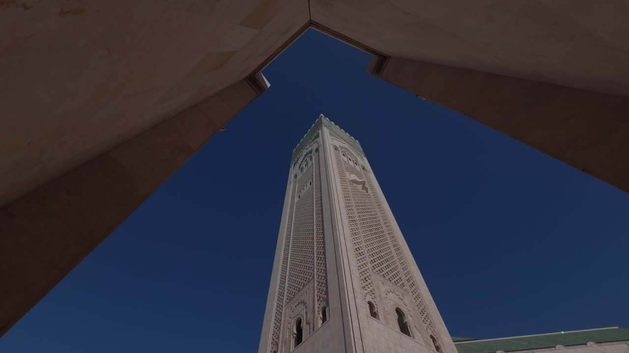 Minareto della Moschea di Hassan II Casablanca Marocco, Architettura imponente da angolo basso