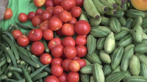 Variedad-De-Venta-De-Verduras-Crudas-En-El-Mercado.