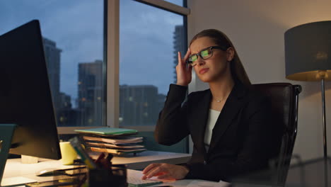 Trabajador-Cansado-Que-Sufre-Dolor-De-Cabeza-En-La-Oficina-Nocturna.-Gerente-Corporativo-Trabajando