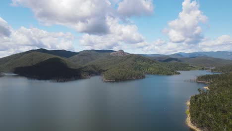 vista única de las páginas culminan un tapón volcánico de riolita terciaria en una cresta con la presa de hinze debajo