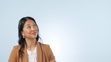 사업, 포인팅 업 또는 스튜디오에서 행복한 여성