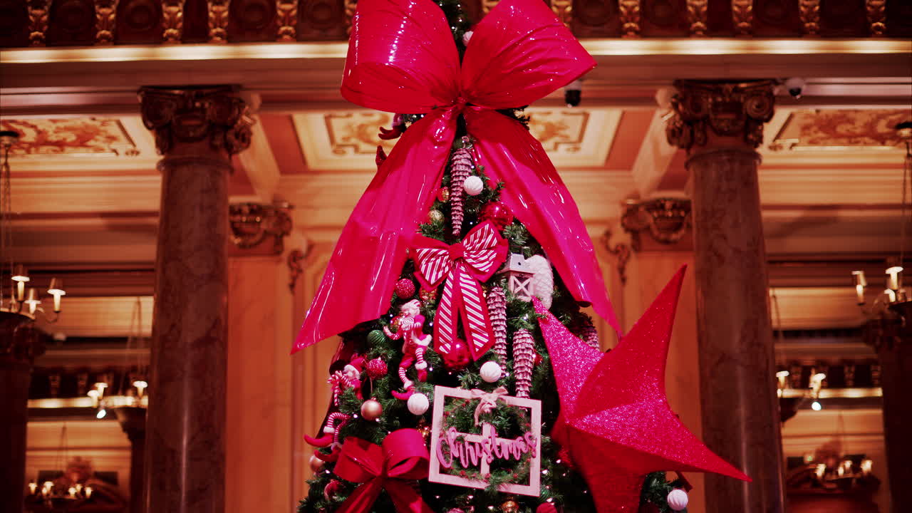 A árvore de Natal decorada dentro do Cassino de Monte Carlo, em Mônaco