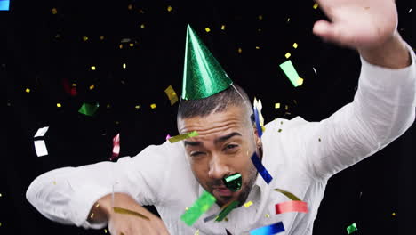 hombre feliz celebrando con confeti