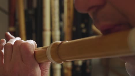 a artisan builds sweet flutes and crosspieces, made exclusively by hand and with precious wood or ivory, in his own laboratory.