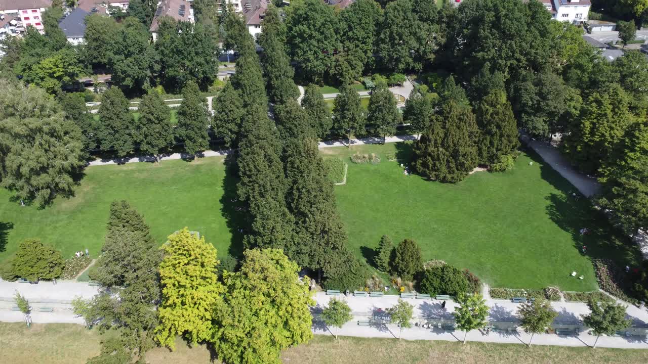 hermoso jardín de rosas en la capital de suiza en berna, soleado video de dron 4k