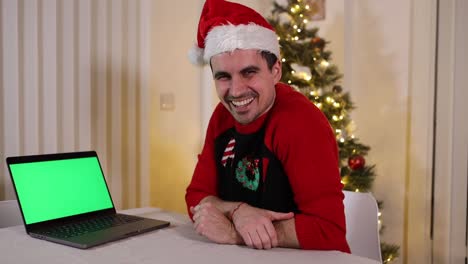 Amüsierter-Festlicher-Weihnachtskerl,-Der-Sich-Einen-Green-screen-laptop-Anschaut,-Der-über-Lustiges-Video-Online-Lacht,-Werbematerial