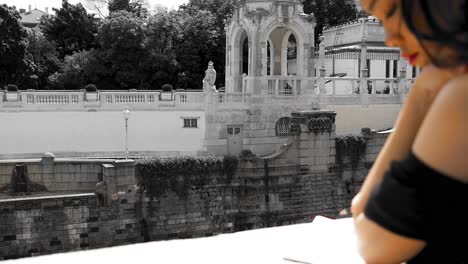 Frau-In-Schwarz,-Nachdenkliche-Stimmung,-Blick-Auf-Den-Stadtpark-In-Wien,-Farbspritzeffekt,-Sommertag