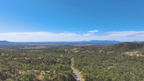 Luftaufnahmen-Vom-Aussichtspunkt-über-Dem-Burnett-Highway-A3-Mit-Blick-Auf-Die-Weiten-Ebenen-Darunter-Und-Die-Berge,-Die-Die-Stadt-Rockhampton-Umgeben