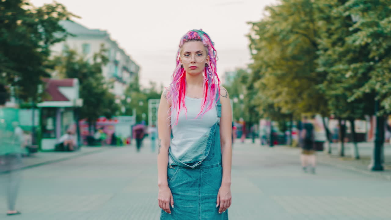 도시 거리에서 젊은 여성