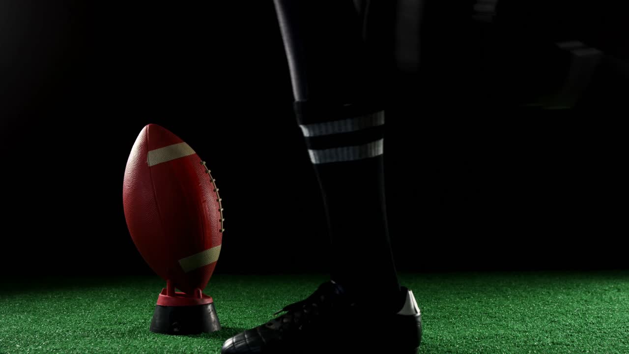 Giocatore di football americano che calcia il pallone 4k