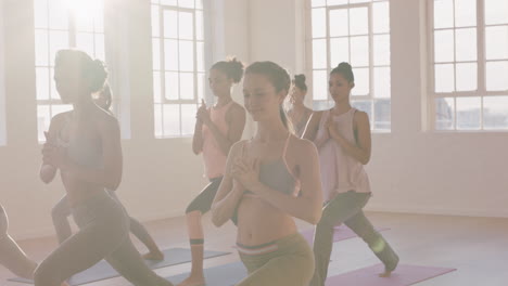 Yoga-Klasse,-Multiethnische-Frauen,-Die-Kriegerpose-Praktizieren-Und-Einen-Gesunden-Lebensstil-Genießen-Und-Bei-Sonnenaufgang-Im-Fitnessstudio-Trainieren