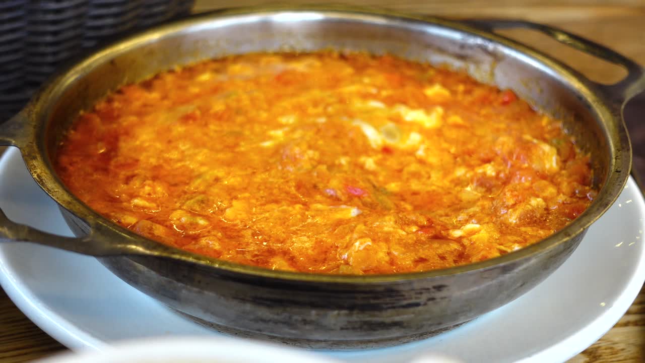 menemen turco: huevos revueltos con tomates y pimientos