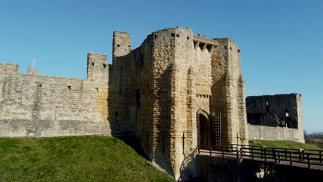 Warkworth-Castle-in-Northumberland,-England,-UK